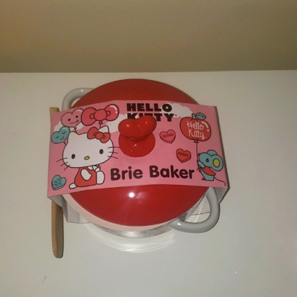 NEW-Hello Kitty Brie baker